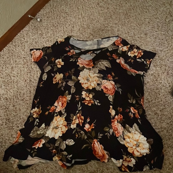 ODDY Tops - Navy flower v neck with cross detail, plus size